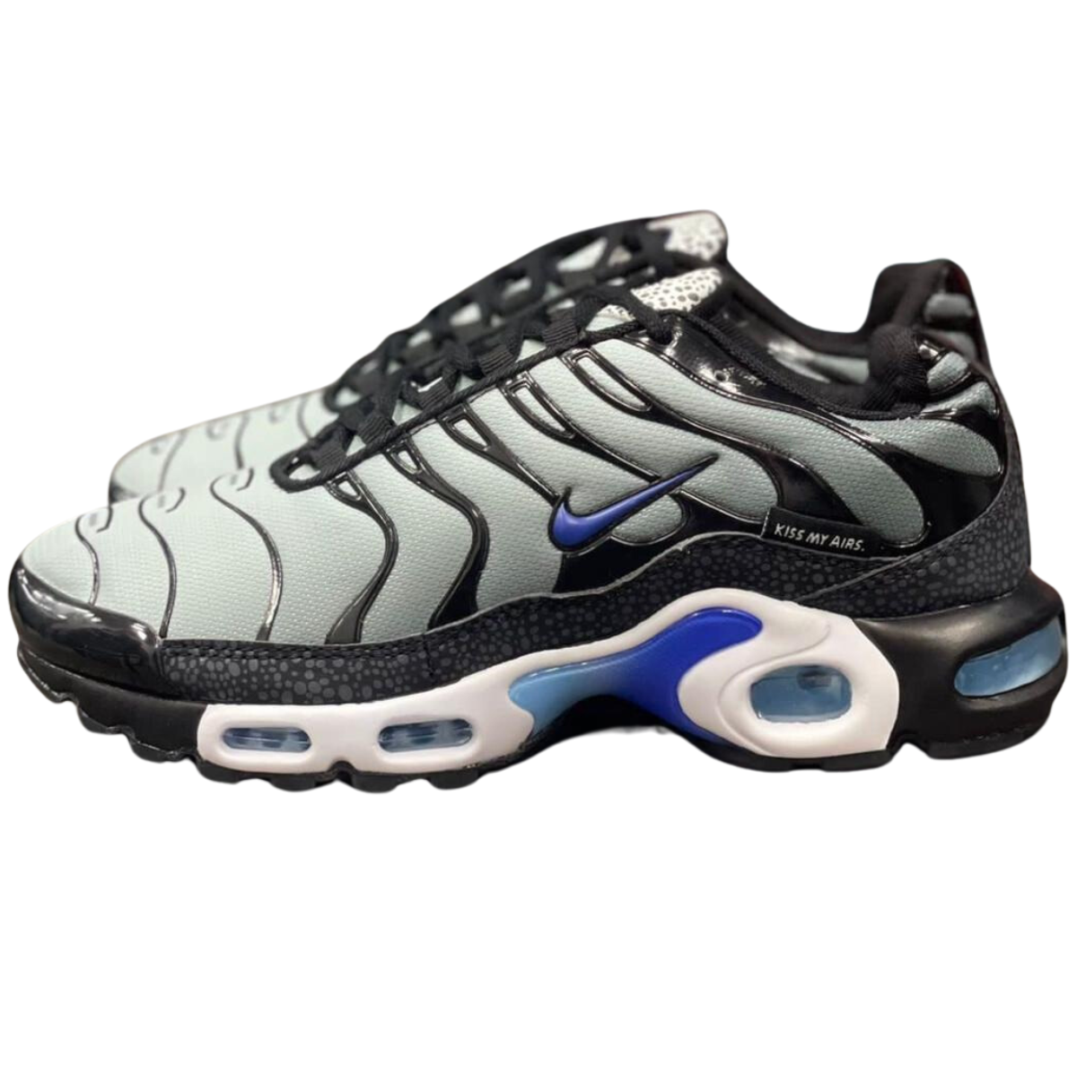 Nike Air Max TN Drift Plus Tenis Para Hombres. Si estás buscando el calzado perfecto que combine estilo, comodidad y rendimiento, las zapatillas Nike Air Max TN Plus hombre son la opción ideal para ti. En Onlineshoppingcenterg, entendemos que al comprar zapatillas, no solo buscas un par para caminar, sino también una declaración de moda. En este artículo, te ayudaremos a descubrir por qué estas zapatillas son una inversión inteligente, cómo elegir el modelo perfecto para ti, y cómo puedes aprovechar las ofertas disponibles en nuestra tienda.  ¿Por qué Elegir Zapatillas Nike Air Max TN Plus Hombre? Las zapatillas Nike Air Max TN Plus son icónicas por varias razones. Lanzadas por primera vez en 1998, este modelo ha capturado la atención de atletas y amantes de la moda urbana por igual. Pero, ¿qué hace que las Nike TN sean tan especiales?  1. Tecnología Tuned Air Una de las principales razones por las que los usuarios eligen las Nike Air Max TN Plus es la tecnología Tuned Air. Esta innovación se basa en proporcionar una amortiguación precisa en las zonas donde el pie más lo necesita, reduciendo el impacto de cada pisada y mejorando la estabilidad. Ideal para hombres que buscan zapatillas no solo para el día a día, sino también para actividades deportivas o largas caminatas.  2. Diseño Atemporal El diseño de las Nike Air Max TN Plus es simplemente único. Su distintiva estética con líneas fluidas en la parte superior y una suela visible de Air Max las convierte en un modelo reconocible al instante. Ya sea que elijas las clásicas Nike TN blancas o las elegantes Nike TN negras, estarás garantizando un estilo que nunca pasa de moda.  3. Variedad de Colores y Modelos En Onlineshoppingcenterg, ofrecemos una amplia variedad de Nike Air Max Plus TN, desde los clásicos modelos como el Nike TN Plus 3 hasta las versiones más recientes como las Nike Air Max Plus TN Ultra. Puedes encontrar opciones que se adapten a tu personalidad y estilo de vida, asegurándote de tener el par perfecto para cualquier ocasión.